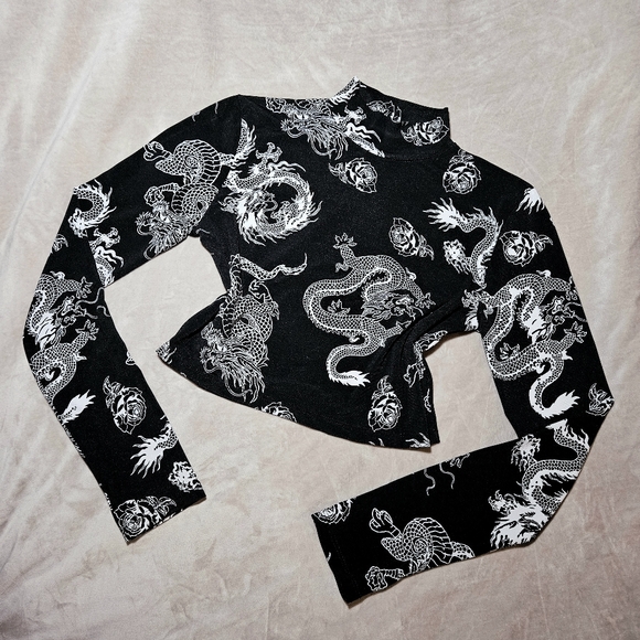 Ardene Black and White Dragon Print Long Sleeve Cropped Top With Back Cut Out - Picture 2 of 4
